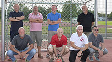1976: Die Leierkastenmannschaft stellt sich zum Gruppenbild in einem Handballtor auf dem Platz der Vauban-Kaserne in Radolfzell auf (von ...