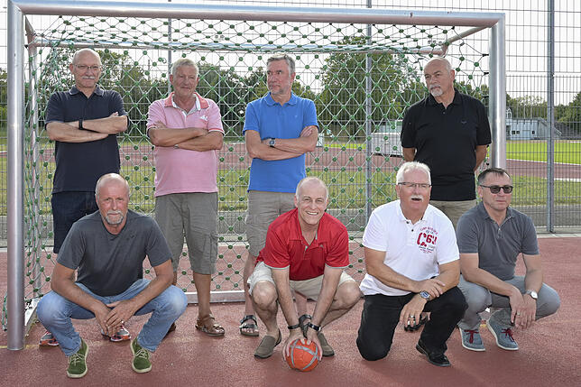 1976: Die Leierkastenmannschaft stellt sich zum Gruppenbild in einem Handballtor auf dem Platz der Vauban-Kaserne in Radolfzell auf (von ...