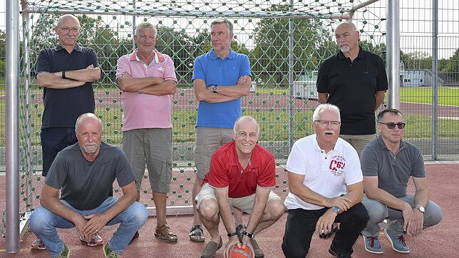 1976: Die Leierkastenmannschaft stellt sich zum Gruppenbild in einem Handballtor auf dem Platz der Vauban-Kaserne in Radolfzell auf (von ...
