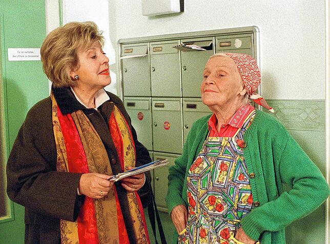 Lindenstraße, Folge 846 „Das Tuch“: Helga (Marie-Luise Marjan, links) hat einen weiteren geheimnisvollen Brief erhalten ...