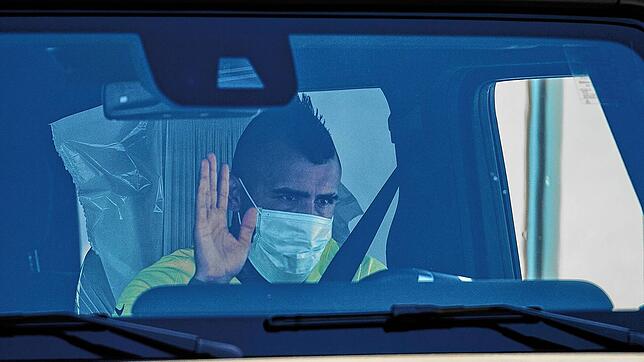 Arturo Vidal von FC Barcelona mit einer Gesichtsmaske im Auto (Symbolbild).