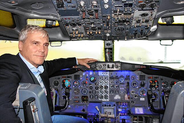 David Dornier im Cockpit des „Landshut“-Wracks. Er hatte sich für die Rückholung nach Deutschland mit eingesetzt.