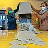 Ein Bild aus St. Georgen: Marilene Herrmann (links) und Ingeborg Hackenjos schütten die Wahlurne mit den Stimmzetteln aus.