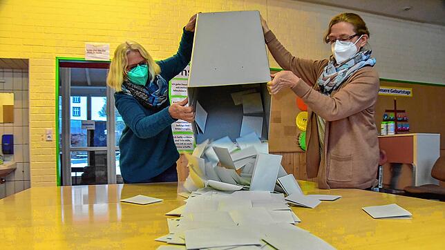 Ein Bild aus St. Georgen: Marilene Herrmann (links) und Ingeborg Hackenjos schütten die Wahlurne mit den Stimmzetteln aus.