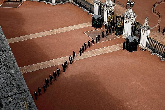 Das Personal des Buckingham Palace kehrt zurück, nachdem es am Staatsbegräbnis teilgenommen hat.