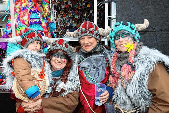 Bild 4: Schmotziger Dunschtig 2024: Auf und vor der Marktstätten-Bühne gibt es kein Halten mehr