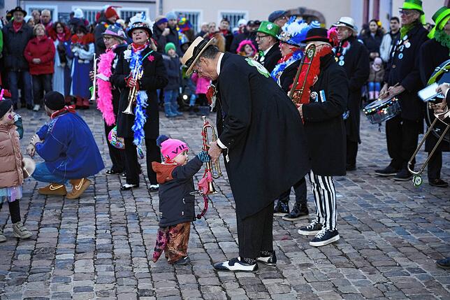 Bild 17: Fasnet Villingen: Die Narren holen sich ihren Rathausschlüssel vom OB