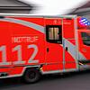 Ein Rettungswagen fährt mit Blaulicht zu einem Einsatz. (Symbolbild)