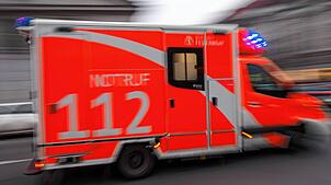 Ein Rettungswagen fährt mit Blaulicht zu einem Einsatz. (Symbolbild)