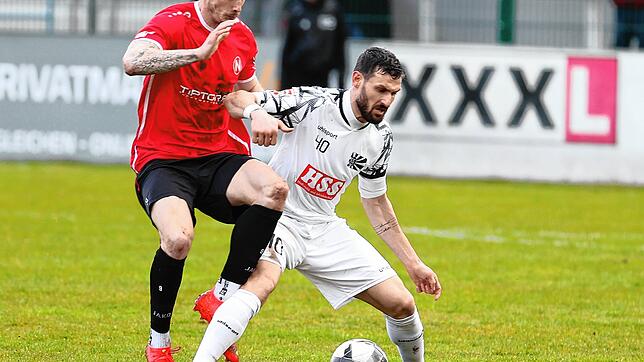 Daniel Caligiuri (rechts) ist seit der Partie gegen Backnang angeschlagen. Villingens Cheftrainer Mario Klotz hofft, dass der Ex-Profi ...
