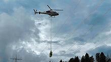 Ein Spezialhubschrauber unterstützt die naturenergie netze GmbH bei der Reparatur von Blitzschäden an Freileitungen zwischen Rheinfelden ...