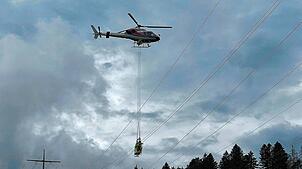 Ein Spezialhubschrauber unterstützt die naturenergie netze GmbH bei der Reparatur von Blitzschäden an Freileitungen zwischen Rheinfelden ...