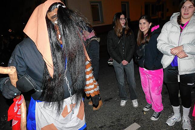 Bild 14: In Pfohren sind die Narren los. Burghexen locken mit Hexen-Teufel-Warzen-Spektakel die Besucher an.