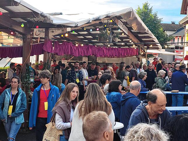 Die Wetterkapriolen am Festwochenende haben der Stimmung keinen Abbruch beschert – einzig etwas weniger Besucher sind gelegentlich in ...