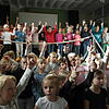 Willkommen zum Tag der offenen Tür an der Teuringer-Tal-Schule in Oberteuringen: Der Schulchor mit 100 Kindern begrüßte die Besucher ...