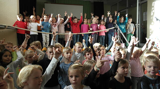 Willkommen zum Tag der offenen Tür an der Teuringer-Tal-Schule in Oberteuringen: Der Schulchor mit 100 Kindern begrüßte die Besucher ...