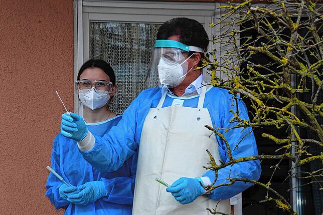 Cornelius Neidhart empfängt auf dem Balkon seiner Praxis in Allmannsdorf Patienten und führt Corona-Tests durch. Rechts ...