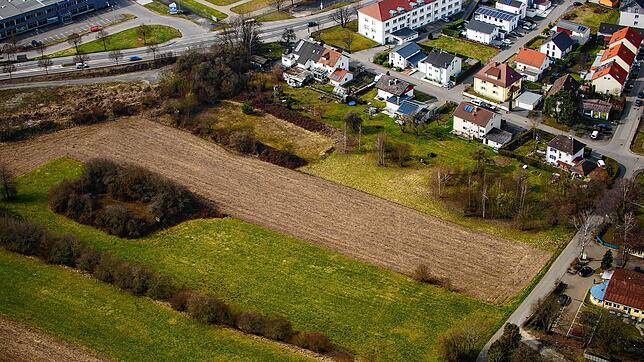 In diesem Bereich entsteht das Neubaugebiet Kapellenäcker. Hinten ist die Ludwigshafener Straße (B&nbsp;31-alt) zu sehen. Das Foto ...