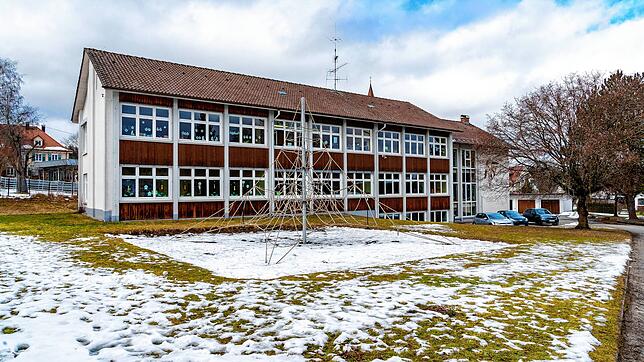 Schule zu und basta? Die Stadtverwaltung will Dorfschulen wie hier in Tannheim aufgeben. Das Rathaus argumentiert dabei eindimensional. ...
