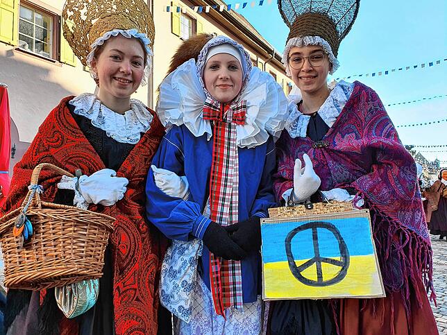 Villingens Fastnacht ist weltklasse: Diese jungen Mäschgerle beweisen es. Die Botschaft dazu trägt die Altvillingerin auf ihrem Krättle. ...