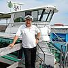 Hat wieder genügend Wasser unter dem Kiel? &bdquo;Seestern&ldquo;-Kapitän Harald Lang vor seinem Charterschiff am Steg in Horn.