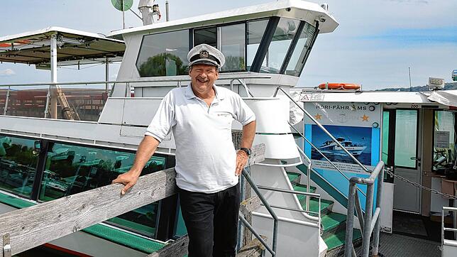 Hat wieder genügend Wasser unter dem Kiel? &bdquo;Seestern&ldquo;-Kapitän Harald Lang vor seinem Charterschiff am Steg in Horn.