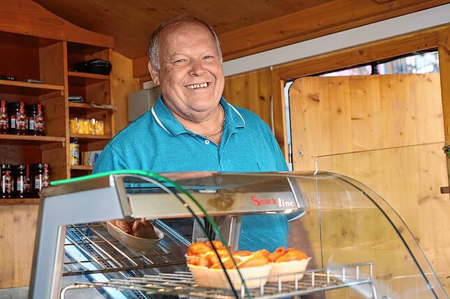 Bild 23: Zum Wohl! Die Besucher genießen Zwiebelkuchen, Dünnele und Suser
