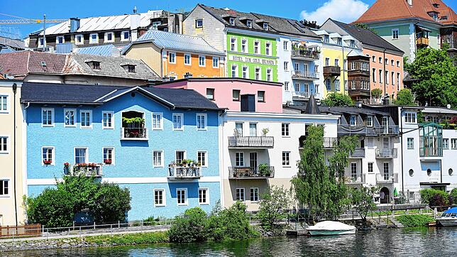 Blick auf die Häuserzeile von Gmunden – diese und viele weitere Altstädte in Österreich sind einen Besuch wert.