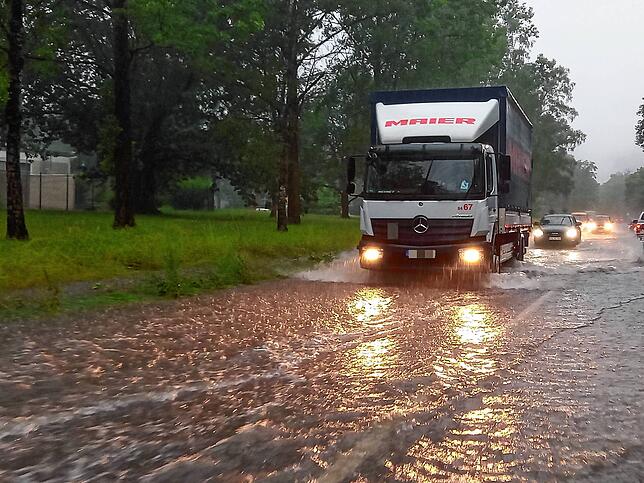 Bild 23: Heftiges Unwetter im Hegau: Auch Autos schwimmen davon!