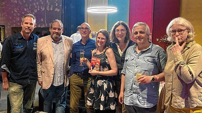 Das Team „Hinterher ist man immer schlauer“ konnte die erste SÜDKURIER-Quiznacht für sich entscheiden. Auf dem Bild zu sehen sind (von ...