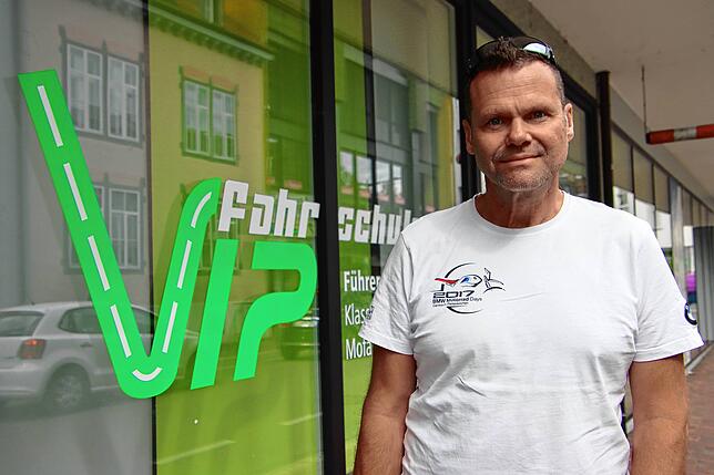Daniele Angi von der Fahrschule VIP. Er konnte die Schülerwelle nach dem Corona-Lockdown bis heute nicht abbauen.
