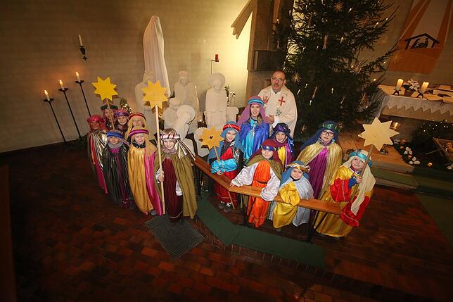 Uhldingen-Mühlhofen: Pfarrer Matthias Schneider entließ nach dem Sternsinger-Gottesdienst am vergangenen Sonntag in Mühlhofen insgesamt ...