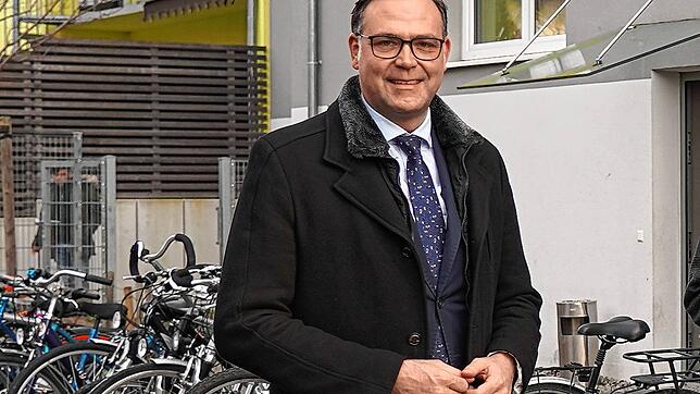 Staatssekretär Siegfried Lorek beim Besuch einer Gemeinschaftsunterkunft in Singen.