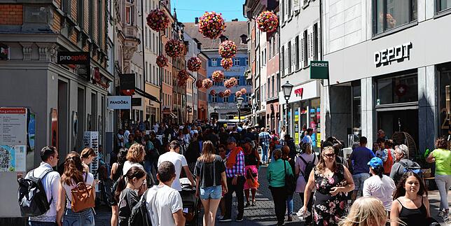 Touristen und Einheimische schlendern durch die Straßen und Gassen der Konstanzer Altstadt.