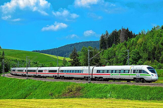 Ein ICE fährt auf der idyllischen Schwarzwaldbahnstrecke bei Sommerau in St. Georgen. Wird das zusätzliche Angebot von Bahnreisenden gut ...