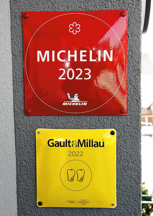 Die Burg in Aasen trägt jetzt Stern. Das rote Schild wurde vor einigen Tagen am Eingang zum Restaurant angebracht. Darunter ist ein ...