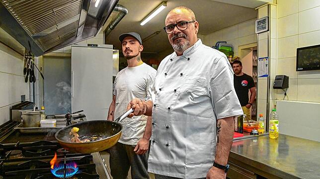 In der Bellavista-Küche sorgen in dieser Aufnahme im März 2023 Angelo und Idolo Illardi für italienische Spezialitäten. Hinten rechts ...