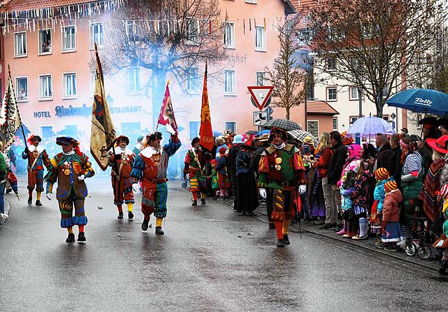 Bild 17: Hexensonntag: Urige Hexengestalten, Umzug und Hexenfeuer begeistern Besucher