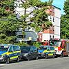 Die Polizei steht mit mehreren Streifenwagen und einem Hundeführer am Freitagmorgen in der Grabenäckerstraße – die Feuerwehr ist auch ...