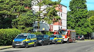 Die Polizei steht mit mehreren Streifenwagen und einem Hundeführer am Freitagmorgen in der Grabenäckerstraße – die Feuerwehr ist auch ...