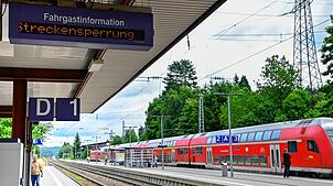 Am Bahnhof in St. Georgen wird auf die Streckensperrung hingewiesen. Der Zug im Hintergrund wartet auf Fahrgäste, die per Ersatzverkehr ...