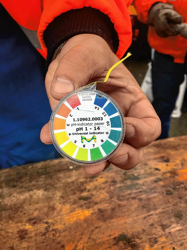 Die pH-Teststreifen helfen dabei, unbekannte Flüssigkeiten zu identifizieren.