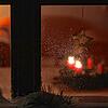 Hinterm Fenster ein Adventskranz, zwei brennende Kerzen &ndash; mehr braucht es nicht für das Fest des Lichts.