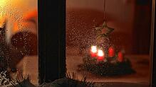 Hinterm Fenster ein Adventskranz, zwei brennende Kerzen &ndash; mehr braucht es nicht für das Fest des Lichts.