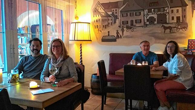 Markus und Jutta Vollmer sowie Martin Heim und Tina Keller (von links) waren die ersten Gäste im Alt-Stocken. Insgesamt begrüßte Susanne ...