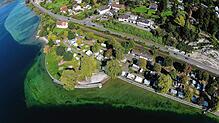 Der Campingplatz in Überlingen im Herbst 2015. Nach der Saison 2016 wurde der Platz geräumt. Links im Bild ist die Silvesterkapelle zu ...