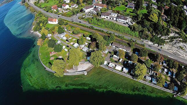 Der Campingplatz in Überlingen im Herbst 2015. Nach der Saison 2016 wurde der Platz geräumt. Links im Bild ist die Silvesterkapelle zu ...