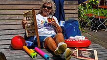 Monika Vögele genießt einen herrlichen Sommertag im Sonnenbädle in VS-Schwenningen. Wie es mit dem Wetter in den Sommerferien ...