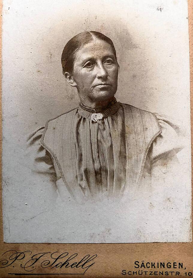 Eine starke Frau: Die ledige Taglöhnerin und Mutter Perpetua Kohler um 1900 im Säckinger Fotoatelier Schell in der Schützenstraße 10.
