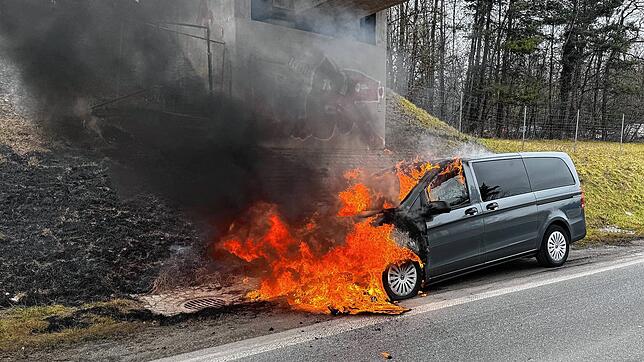 Auf der Bundesstraße 34 zwischen Singen und Steißlingen ist es am Montag zu einem Fahrzeugbrand gekommen.